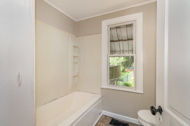 Building Photo - 303 Ridge Ave