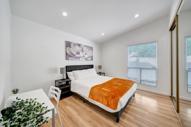 Building Photo - 22998 Valerio St