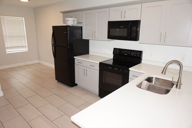 Building Photo - Spacious Duplex 3/2 Newly Built and Centra...