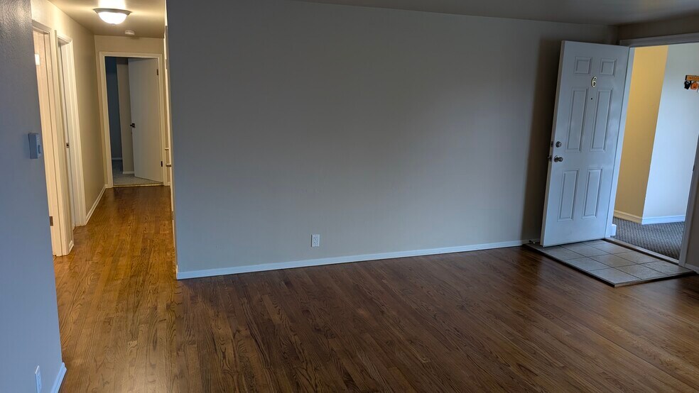 Front entry, living room, hallway - 729 Pecks Dr