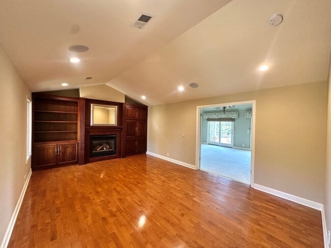 Building Photo - Beautiful 4 Bed 3 Bath Home with Attached ...