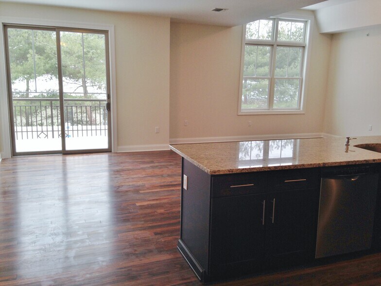 LR/Kitchen - 40 Russell Ave