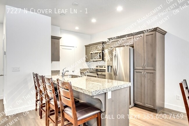 Building Photo - 7227 N Clover Leaf Ln
