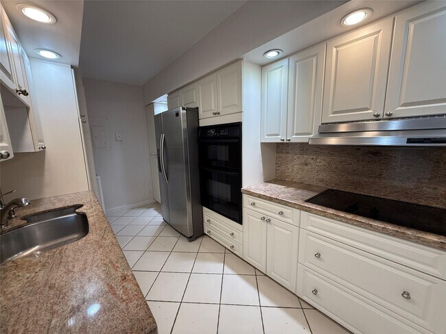 Building Photo - 19707 Turnberry Way