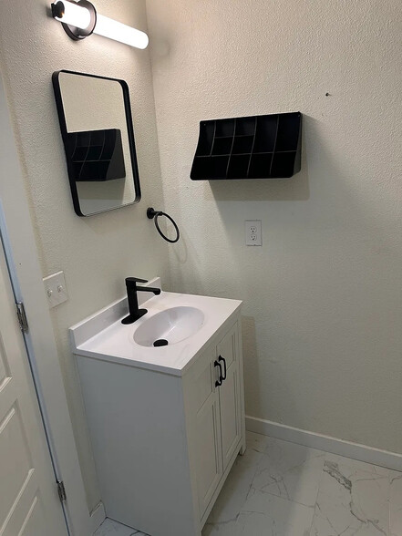 Building Photo - Room in House on Rockridge Dr