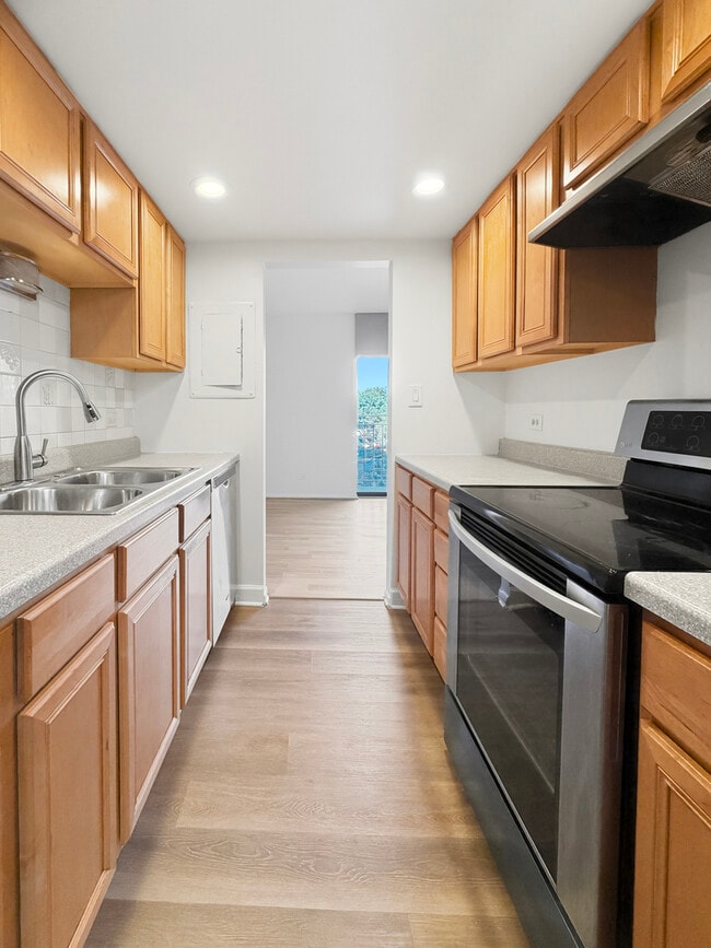 Building Photo - 6340 Americana Dr