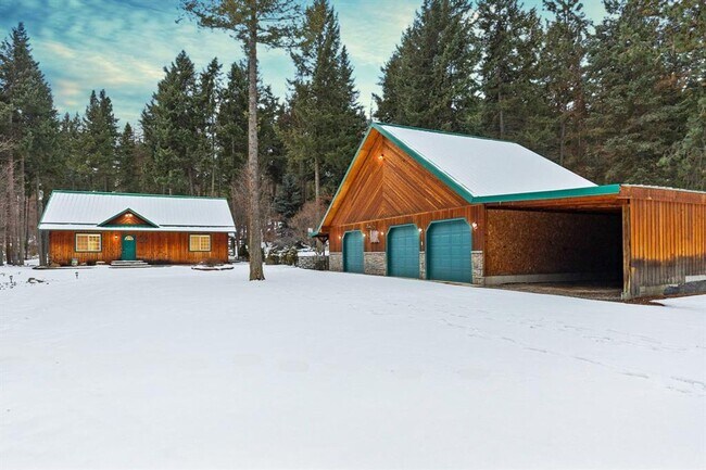 Building Photo - Lolo 4 bedroom, 2 bath, 2,520 Sq. Ft. home...