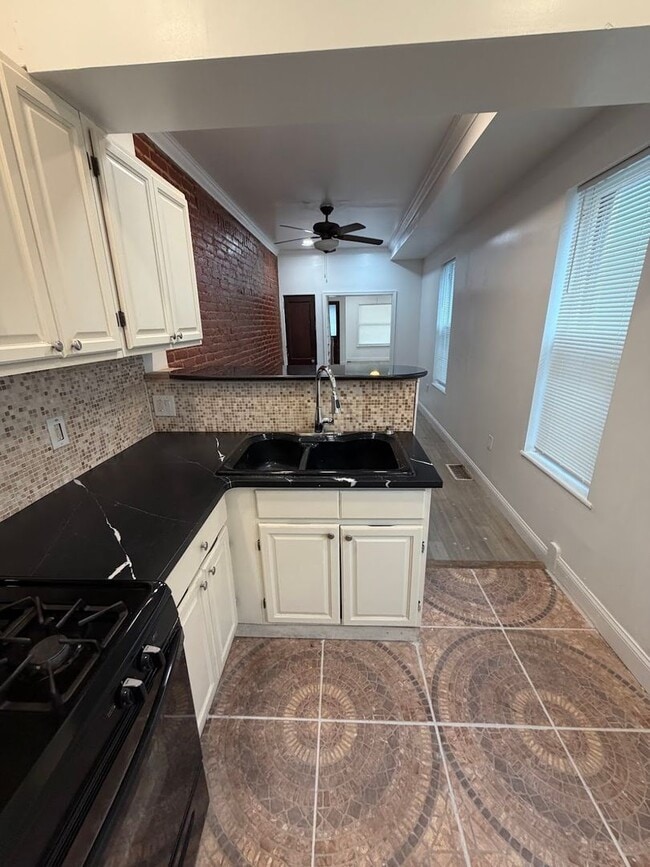 Building Photo - 3 Bedroom House