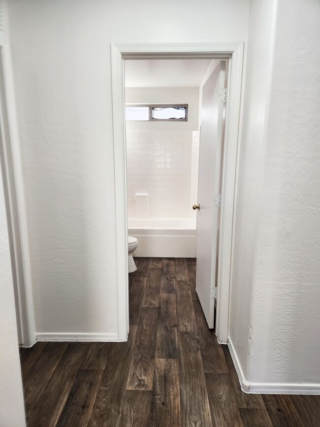 Building Photo - 3 bed 2 bath home