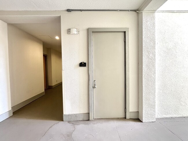 Building Photo - BEAUTIFUL CONDO WITH AMENITIES NEAR VANDER...