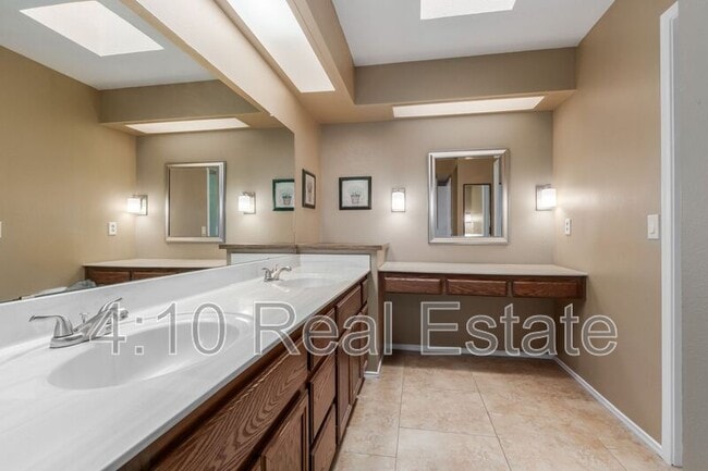 Building Photo - 26002 S La Cite Dr