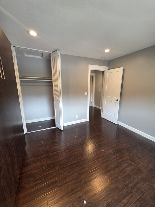 Building Photo - 2 Story 2bd/1.5ba  Townhouse near Commute ...