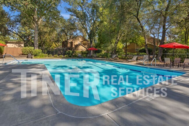 Building Photo - Updated & Beautiful Crosswoods Home