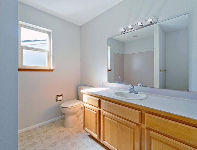 Building Photo - 721 Crown Dr