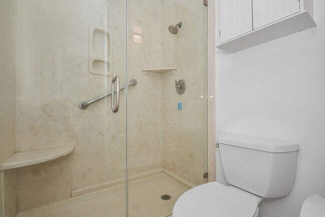 Building Photo - 401 Lakeside Ln
