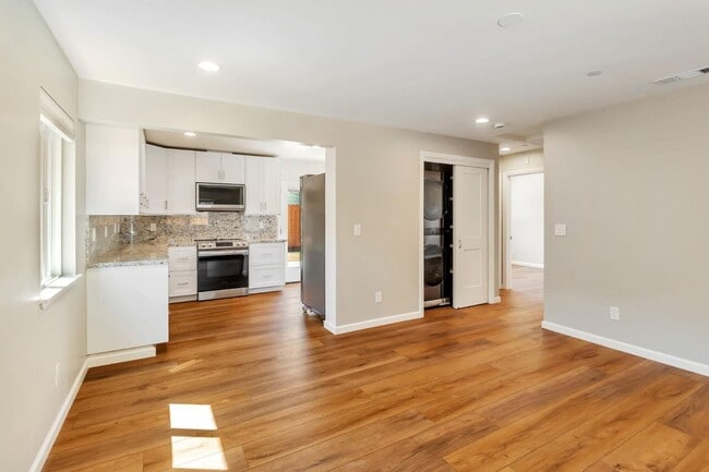 Building Photo - 1958 Woodside Rd