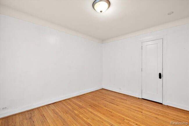 Building Photo - 15 E Kirby St