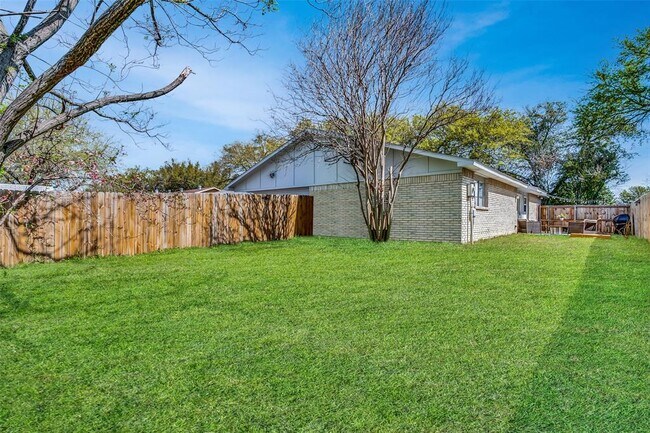 Building Photo - 2321 Norway Dr