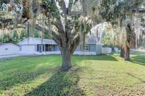 Building Photo - Recently updated, custom 3/2/2 on fenced c...