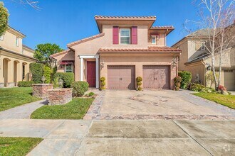 Building Photo - Gorgeous 5 Bedroom Home Behind the Gates i...