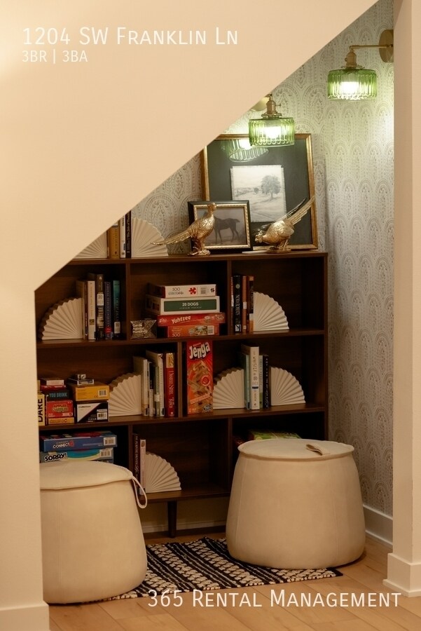 Building Photo - 1204 SW Franklin Dr