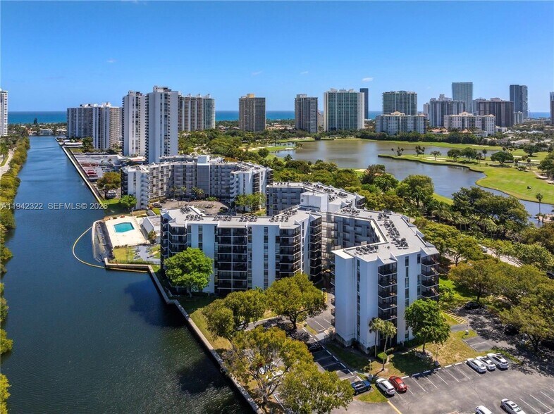 Building Photo - 3401 N Country Club Dr