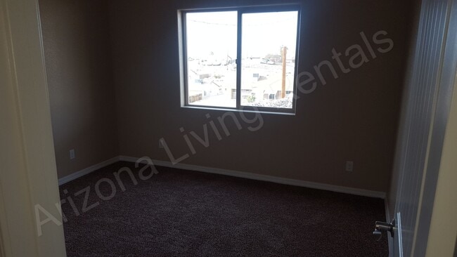 Building Photo - BEAUTIFUL RV GARAGE HOME