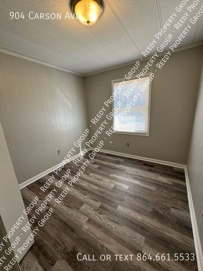 Building Photo - 904 Carson Ave