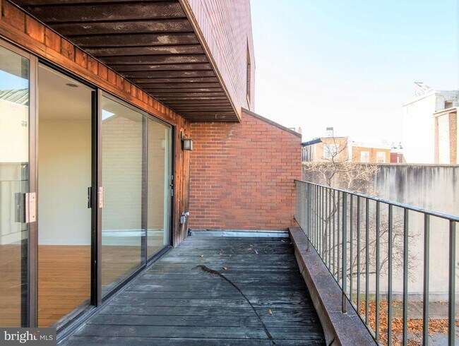 Building Photo - 327 Monroe St