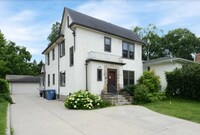 Building Photo - 2 bedroom 1 bath Upper level - VIDEO TOUR
