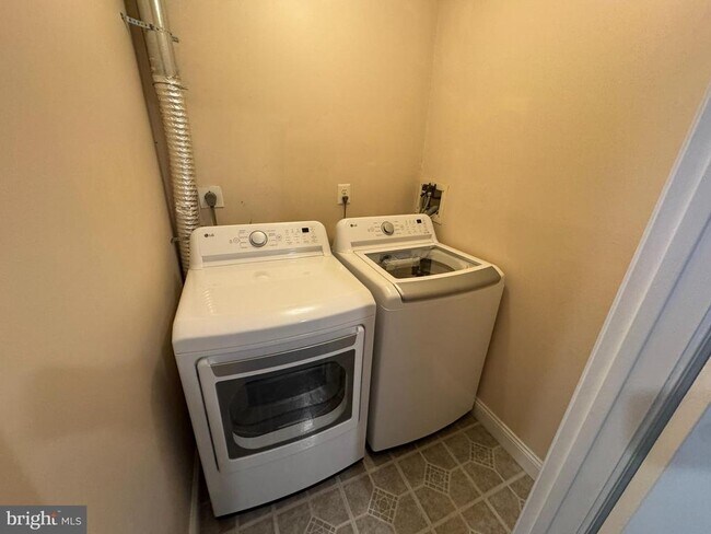 Building Photo - 1002 Worthington Dr