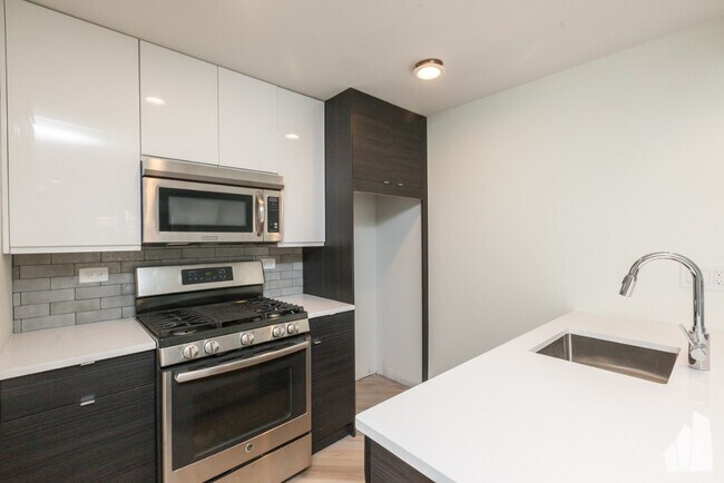 Building Photo - 944 W Grace-D202