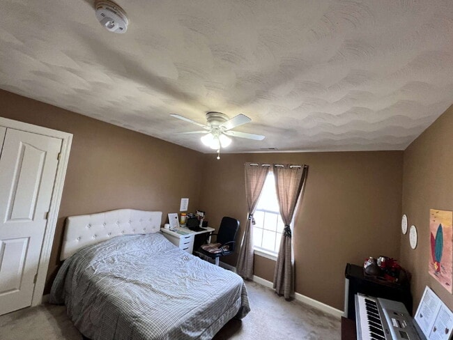 Building Photo - Spacious 4 bedroom home with POOL in sought after neighborhood and schools.