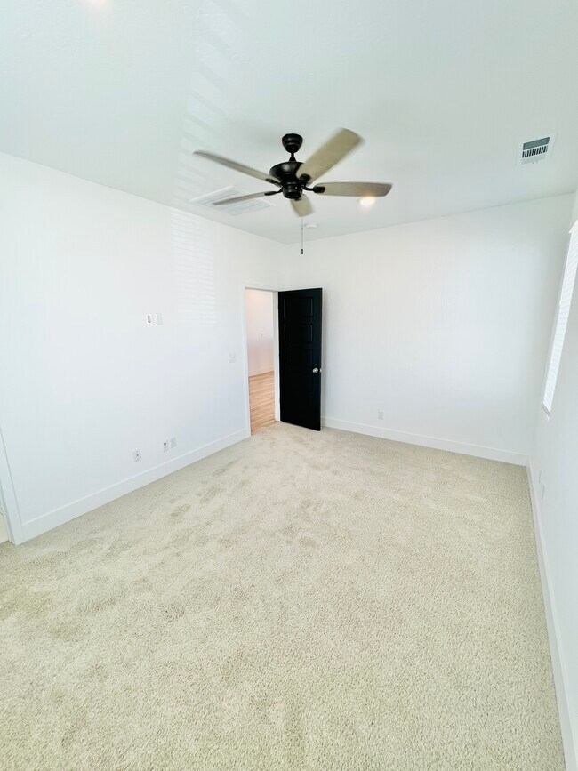 Building Photo - 2821 E Tamarind Dr