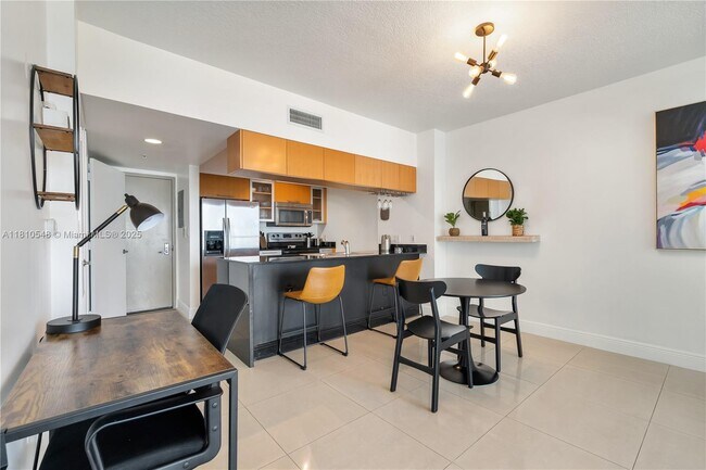 Building Photo - 1750 N Bayshore Dr