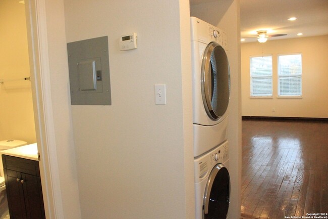 Building Photo - 810 E Ashby Pl