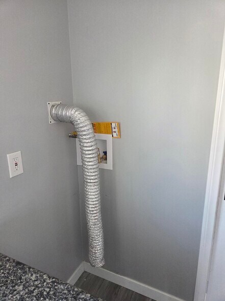 Building Photo - 4010 1/2 Rockwood St