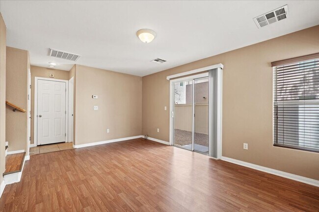 Building Photo - Spacious 3 bth Upstairs Plus Loft Bedroom, New Floors, New paint, No Carpet