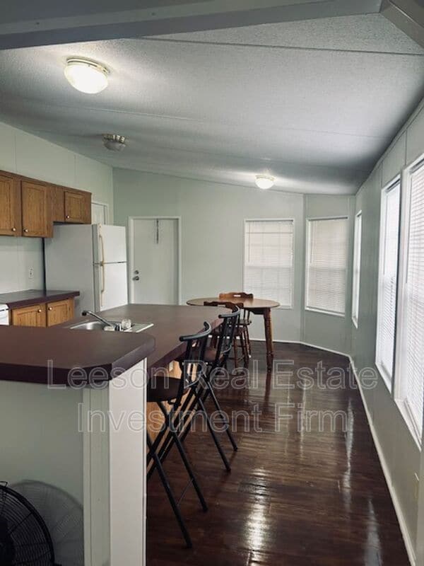 Building Photo - 310 Robbin Ln