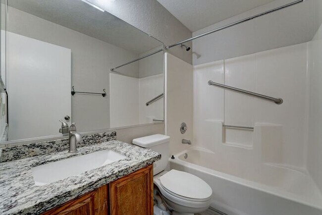 Building Photo - READY TO VIEW NOW! Recently Renovated 2bed/2bath Townhouse in Peoria!
