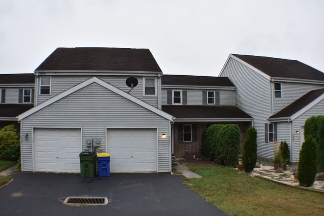 Building Photo - 2 Bedroom Townhome with Attached Garage