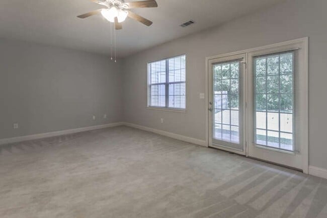 Building Photo - Updated Townhouse