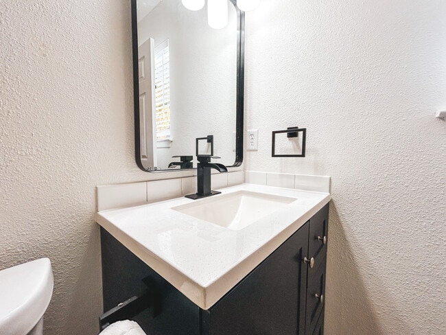 Building Photo - 1815 Gracy Farms Ln