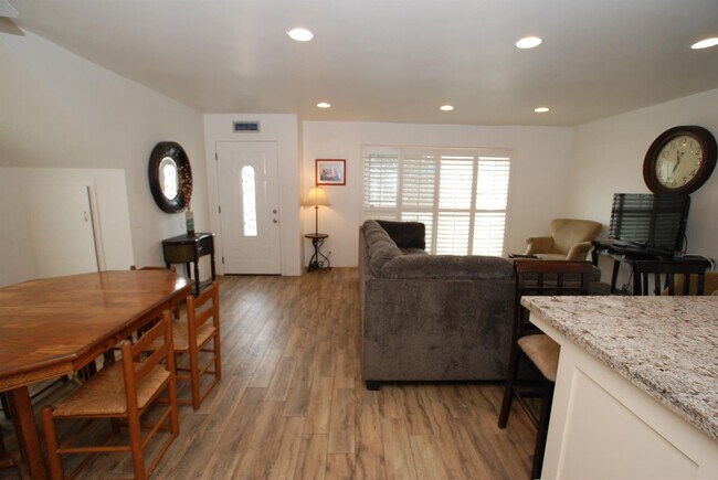Building Photo - 9 month winter lease on Balboa Peninsula! No yearly leases