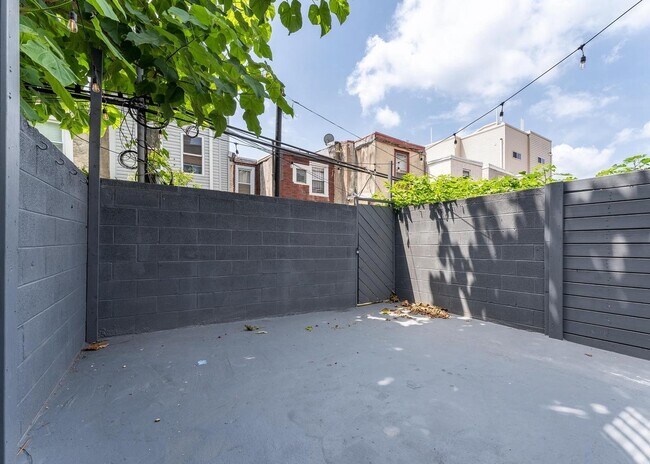 Building Photo - 2232 Manton St