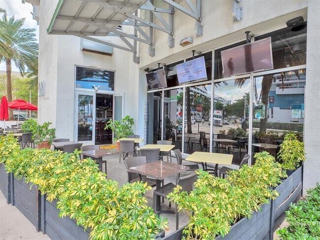 Building Photo - 1750 N Bayshore Dr