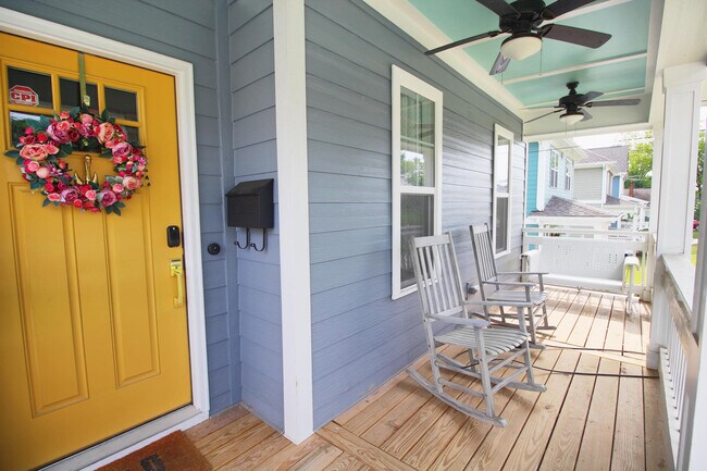 Building Photo - Charming 3 bedroom 2.5 bath home in incredible Durham location, with a massive fenced in yard!