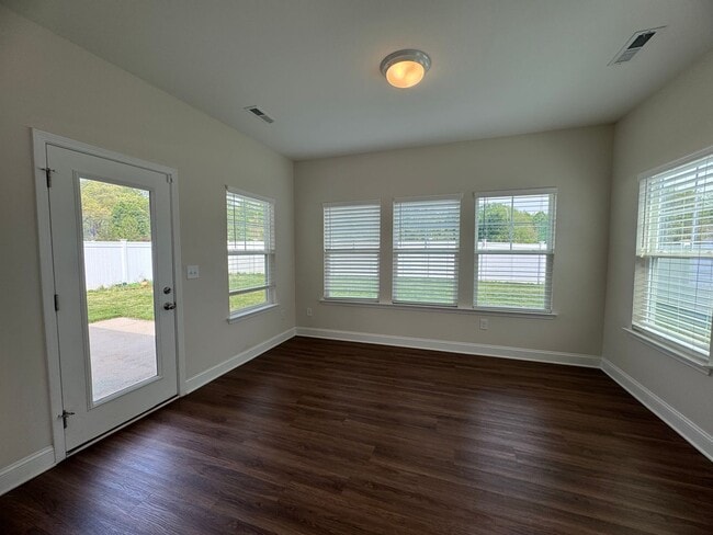 Building Photo - Spacious 4BR 3BA home in Northern Greensboro