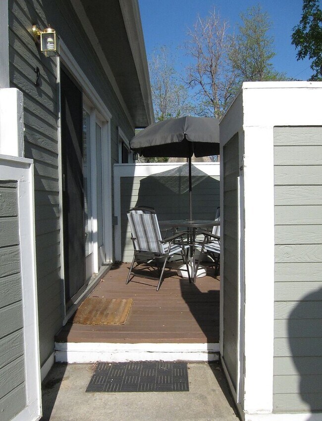 Building Photo - Lofted one bedroom condo, close to everything!