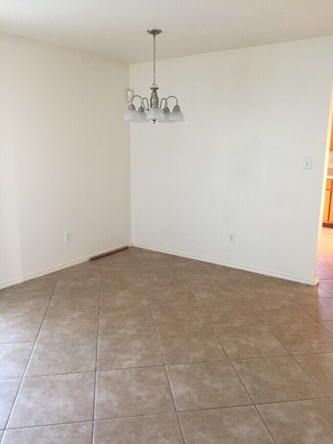 Building Photo - All Tile